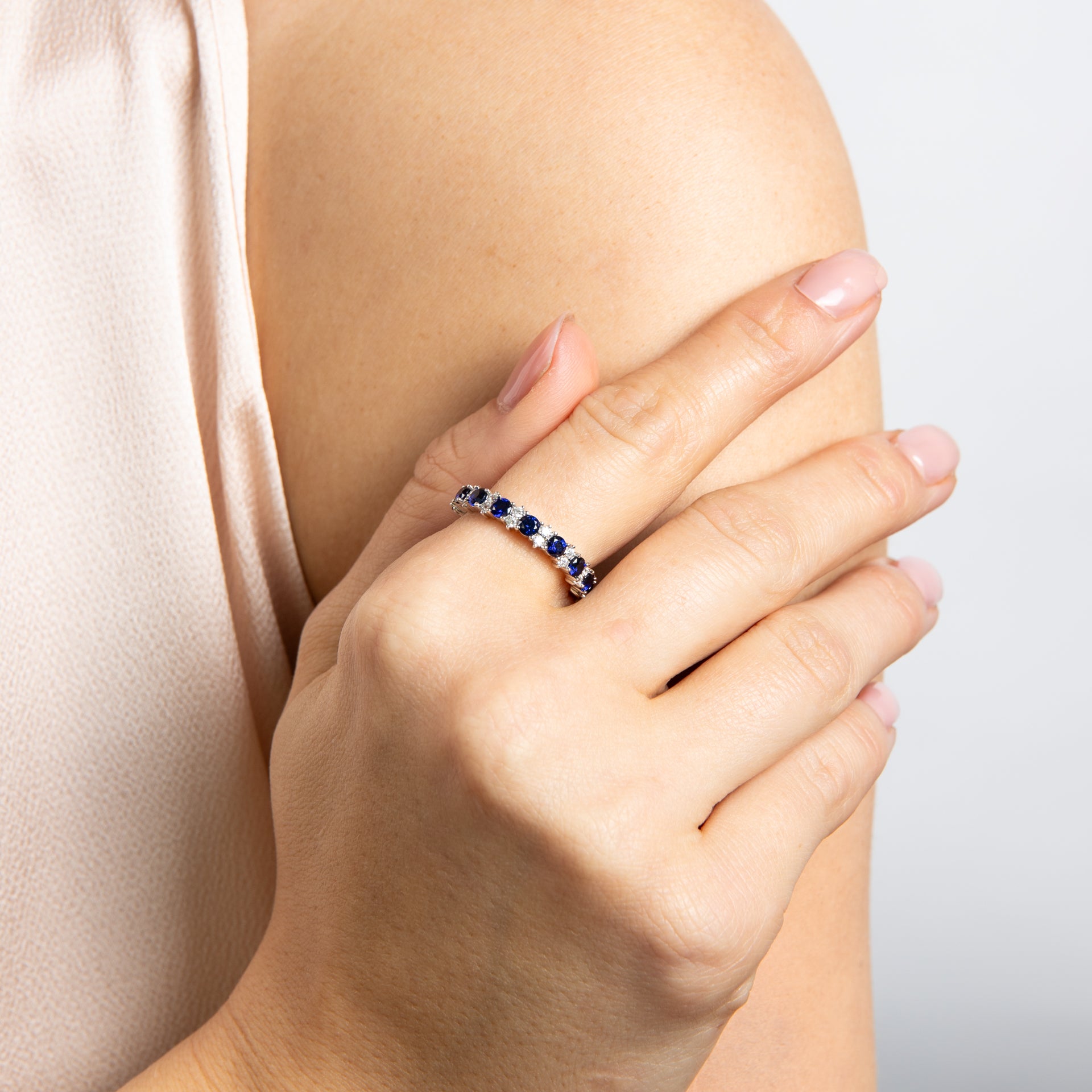 Funkelnder Silberring mit blauen und weißen Zirkonia