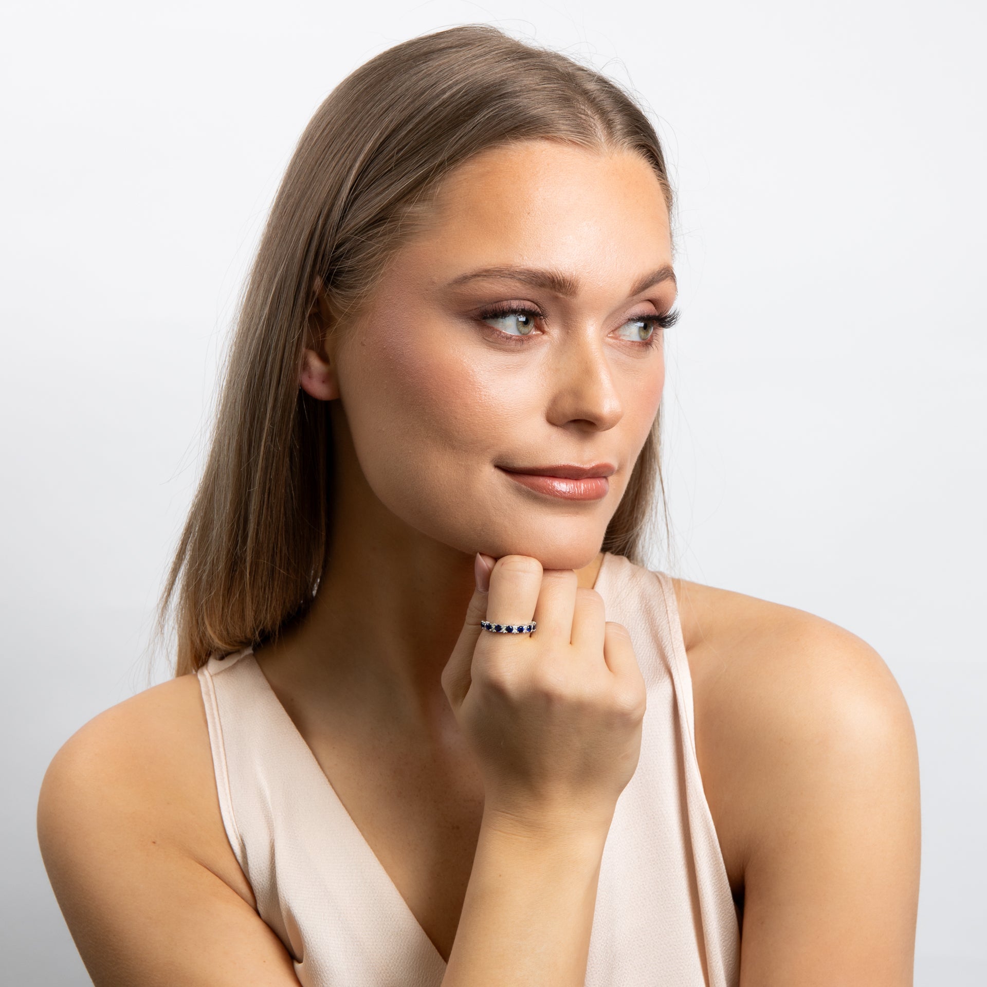 Funkelnder Silberring mit blauen und weißen Zirkonia