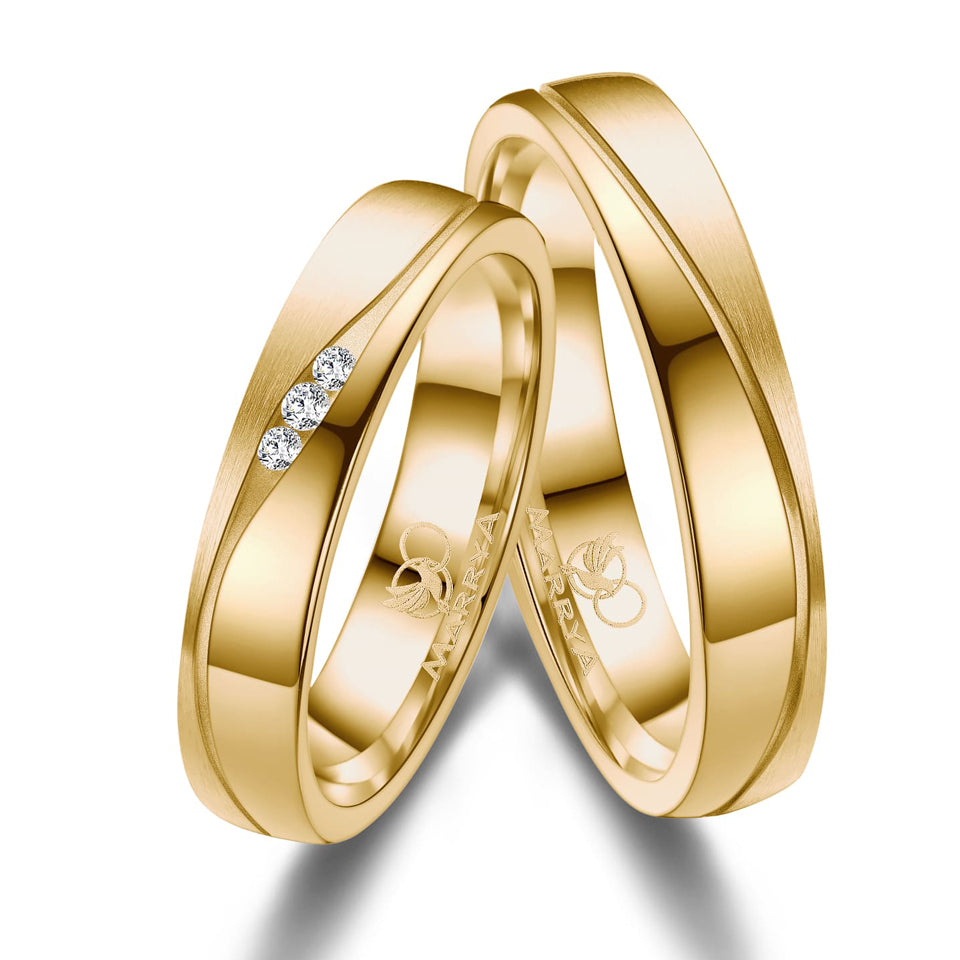 Partnerringe aus Titan mit Gelbgold-Plattierung in mattiert und glänzend mit drei Zirkonia