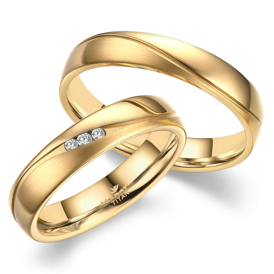 Partnerringe aus Titan mit Gelbgold-Plattierung in mattiert und glänzend mit drei Zirkonia